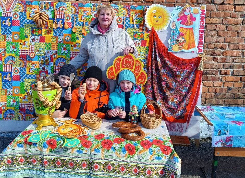 На масленице веселись и блинами угостись.