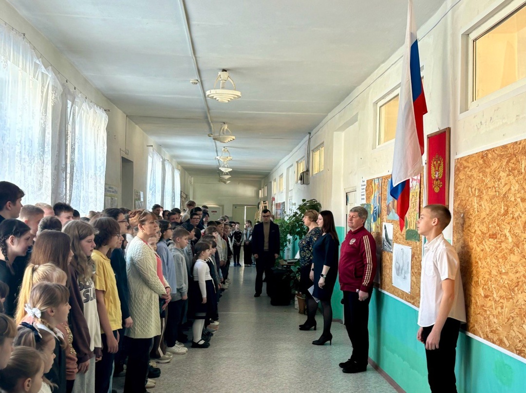 Утро понедельника в школе традиционно началось с торжественной линейки и исполнения гимна Российской Федерации..