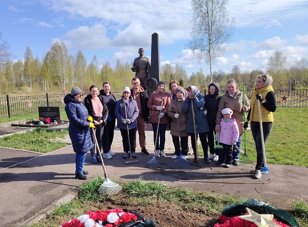 20 апреля педагогический коллектив МБОУ &amp;quot;Кирилловская средняя школа&amp;quot; принял активное участие в апрельском региональном субботнике, убирали территорию Поля памяти..