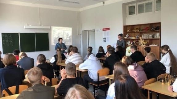 23 сентября для обучающихся 8 и 10 классов МБОУ "Кирилловская средняя школа" заведующей сектором краеведческой литературы центральной детской библиотеки Башановой В. В. был проведен урок мужества «По тем дорогам, где прошла война», посвященный 81 годовщин.